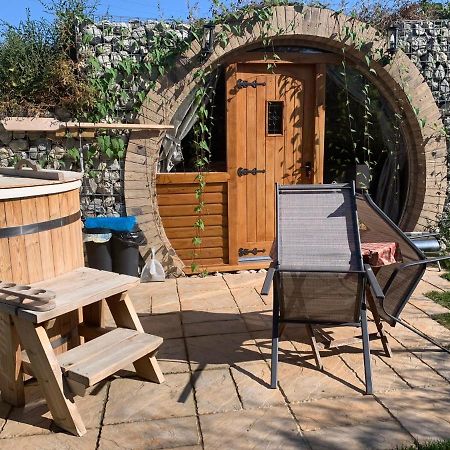 Romantic Escape Luxury Hobbit House With Hot Tub! Sheerness Eksteriør billede