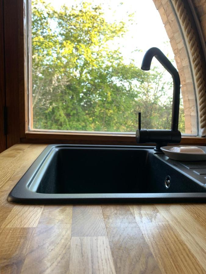Romantic Escape Luxury Hobbit House With Hot Tub! Sheerness Eksteriør billede