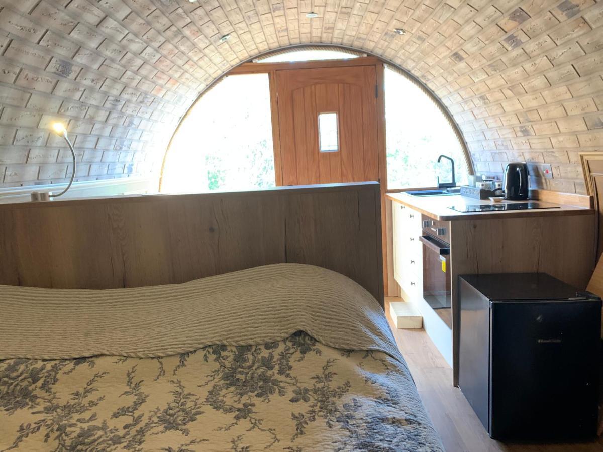 Romantic Escape Luxury Hobbit House With Hot Tub! Sheerness Eksteriør billede