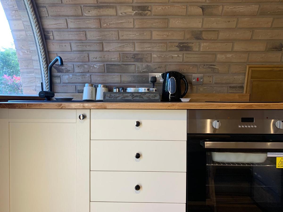 Romantic Escape Luxury Hobbit House With Hot Tub! Sheerness Eksteriør billede