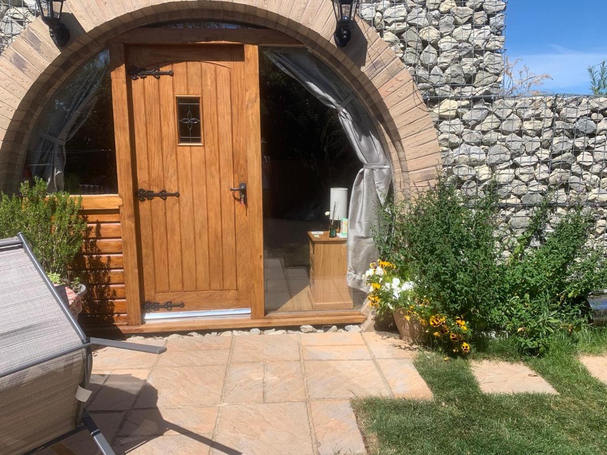 Romantic Escape Luxury Hobbit House With Hot Tub! Sheerness Eksteriør billede